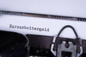 Foto: Schreibmaschine mit Aufschrift Kurzarbeitergeld
